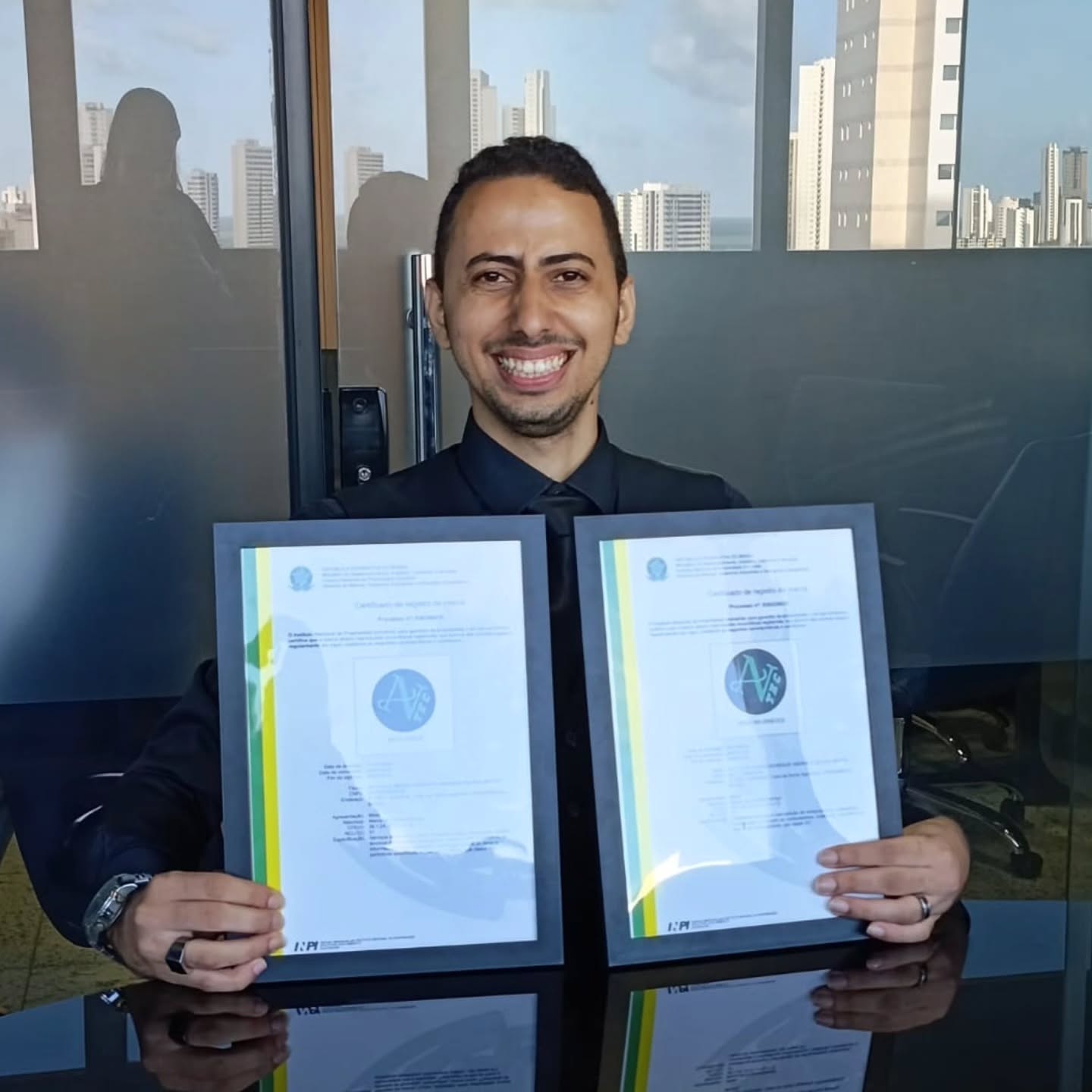 Pedro Andrade apresentando os certificados das marcas Antec